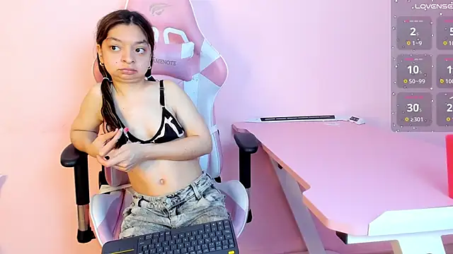 Snapshot of CharlotteMuller chatting on 10-25-25, 08:14 CharlotteMuller online show from 10-25-25, 08:14