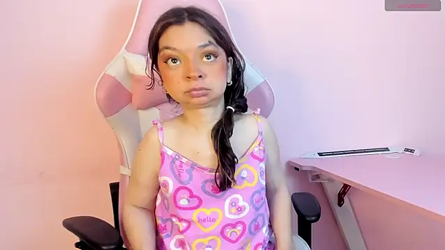 Snapshot of CharlotteMuller chatting on 10-28-25, 07:27 CharlotteMuller online show from 10-28-25, 07:27