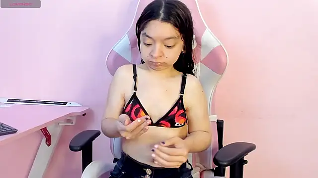 Snapshot of CharlotteMuller chatting on 11-25-25, 07:36 CharlotteMuller online show from 11-25-25, 07:36