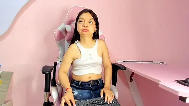 Snapshot of CharlotteMuller chatting on 02-21-26, 07:37 CharlotteMuller online show from 02-21-26, 07:37