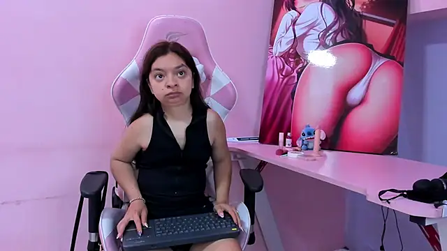 Snapshot of CharlotteMuller chatting on 04-10-26, 08:35 CharlotteMuller online show from 04-10-26, 08:35