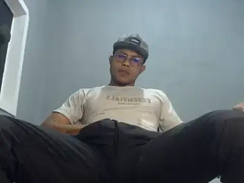 Snapshot of grandominantex1 chatting on 12-23-24, 05:17 grandominantex1 online show from 12-23-24, 05:17