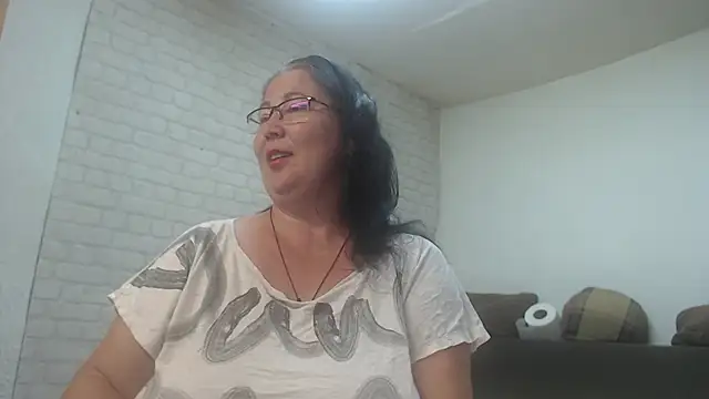Snapshot of EmmaSquirt chatting on 06-04-26, 05:46 EmmaSquirt online show from 06-04-26, 05:46