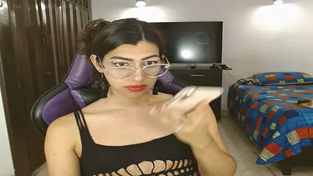 Snapshot of engielphoenis14 chatting on 06-14-26, 01:13 engielphoenis14 online show from 06-14-26, 01:13