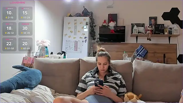 Snapshot of Girl_alone_home chatting on 01-14-26, 04:12 Girl alone home online show from 01-14-26, 04:12