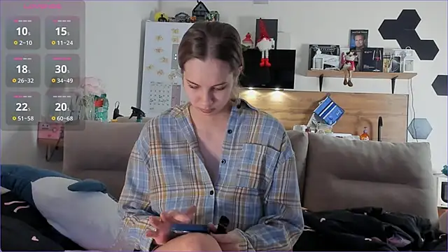 Snapshot of Girl_alone_home chatting on 01-18-26, 01:26 Girl alone home online show from 01-18-26, 01:26