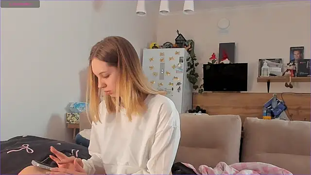 Snapshot of Girl_alone_home chatting on 03-19-26, 03:49 Girl alone home online show from 03-19-26, 03:49