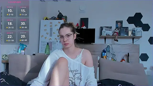 Snapshot of Girl_alone_home chatting on 03-29-26, 03:39 Girl alone home online show from 03-29-26, 03:39