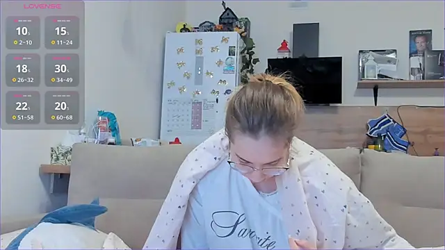 Snapshot of Girl_alone_home chatting on 04-10-26, 03:34 Girl alone home online show from 04-10-26, 03:34