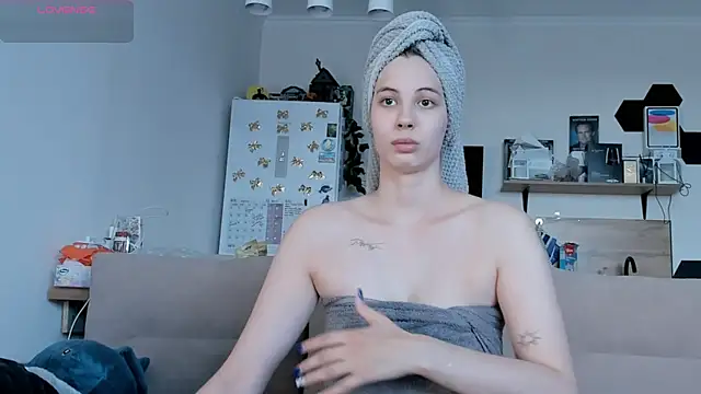 Snapshot of Girl_alone_home chatting on 06-18-26, 03:05 Girl alone home online show from 06-18-26, 03:05
