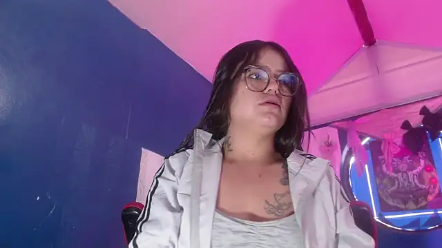 Snapshot of vitoria23_ chatting on 07-17-26, 02:34 vitoria23 online show from 07-17-26, 02:34