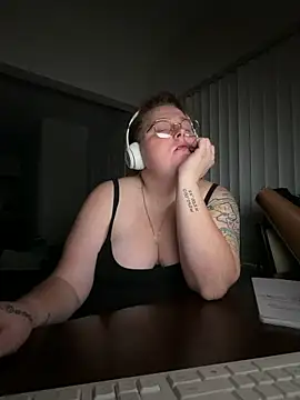 Snapshot of BBW2320 chatting on 04-08-26, 02:44 BBW2320 online show from 04-08-26, 02:44