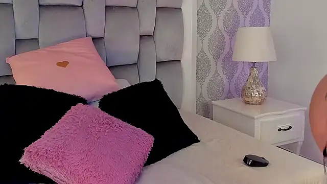 Charlotte  08 online show from 10-22-25, 07:35