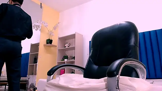 Snapshot of MilanZaire chatting on 01-18-26, 06:01 MilanZaire online show from 01-18-26, 06:01