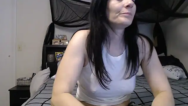 Snapshot of CrystalLakeXO chatting on 06-19-26, 06:07 CrystalLakeXO online show from 06-19-26, 06:07