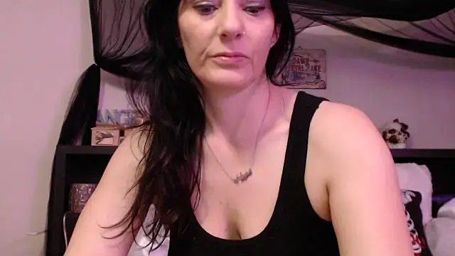 Snapshot of CrystalLakeXO chatting on 06-21-26, 04:59 CrystalLakeXO online show from 06-21-26, 04:59