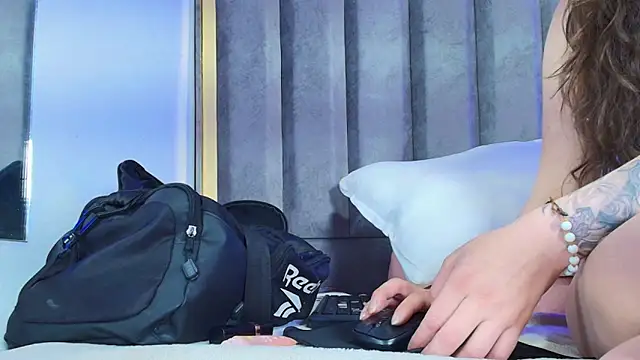 Snapshot of Eda_Bonne chatting on 11-29-25, 12:41 Eda Bonne online show from 11-29-25, 12:41