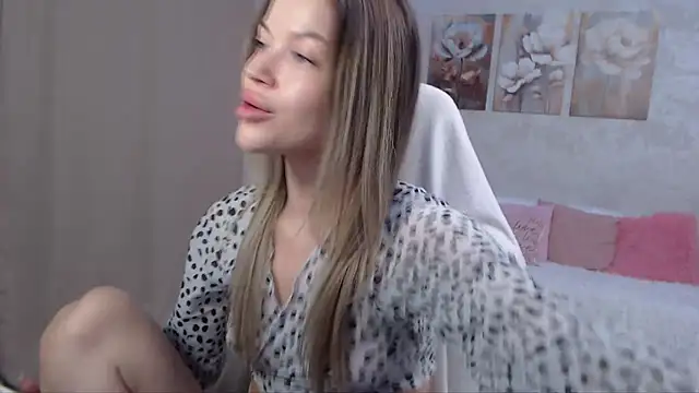 Snapshot of EmmyMills chatting on 07-18-26, 09:07 EmmyMills online show from 07-18-26, 09:07