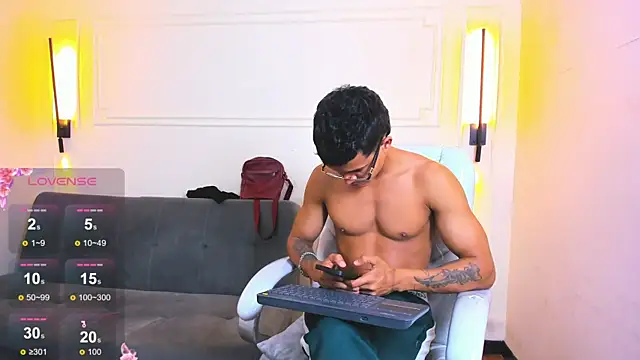 Snapshot of Paradise_boy_s chatting on 05-18-26, 02:56 Paradise boy s online show from 05-18-26, 02:56