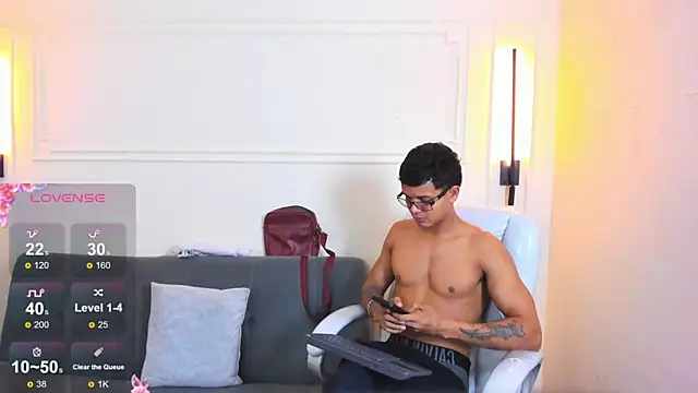 Snapshot of Paradise_boy_s chatting on 05-21-26, 02:02 Paradise boy s online show from 05-21-26, 02:02