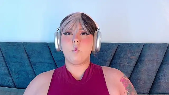 Snapshot of Karmilla_Rosse chatting on 04-12-26, 10:31 Karmilla Rosse online show from 04-12-26, 10:31