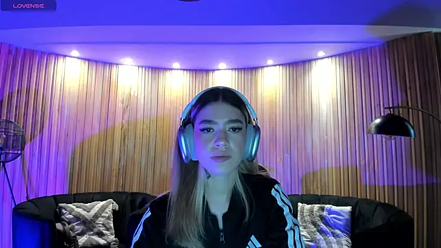 Snapshot of ViolettHansson chatting on 03-12-26, 06:14 ViolettHansson online show from 03-12-26, 06:14