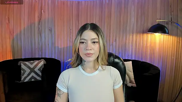 Snapshot of ViolettHansson chatting on 03-13-26, 06:25 ViolettHansson online show from 03-13-26, 06:25