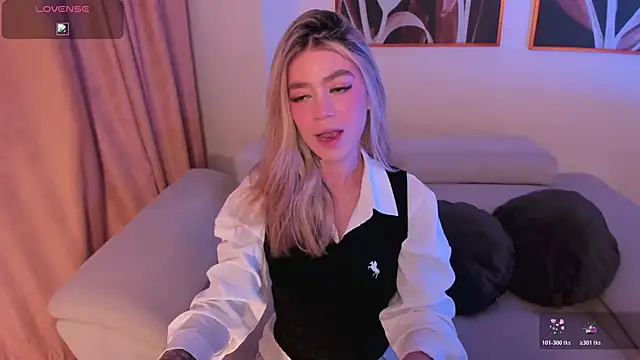 Snapshot of ViolettHansson chatting on 05-30-26, 10:01 ViolettHansson online show from 05-30-26, 10:01