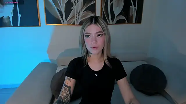 Snapshot of ViolettHansson chatting on 05-31-26, 11:39 ViolettHansson online show from 05-31-26, 11:39