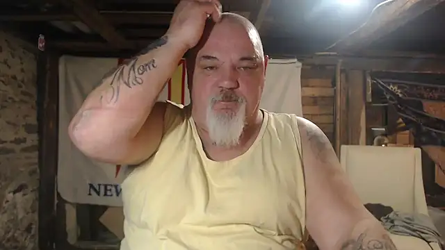 Newfiesausage1972 online show from 03-05-26, 10:44