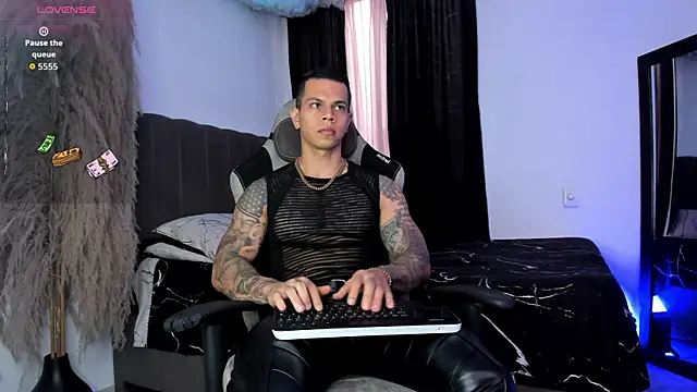 Snapshot of Aron_Dark chatting on 07-01-26, 07:02 Aron Dark online show from 07-01-26, 07:02