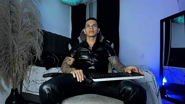 Snapshot of Aron_Dark chatting on 07-18-26, 12:04 Aron Dark online show from 07-18-26, 12:04