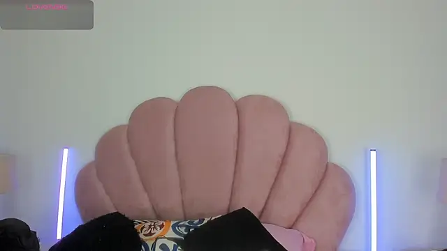 Snapshot of Nicole_Paradise chatting on 05-14-26, 01:29 Nicole Paradise online show from 05-14-26, 01:29