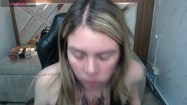 Snapshot of Paula_b_ chatting on 07-10-26, 12:52 Paula b online show from 07-10-26, 12:52