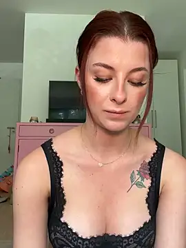 Snapshot of Mia-Minou chatting on 06-10-26, 01:10 Mia-Minou online show from 06-10-26, 01:10