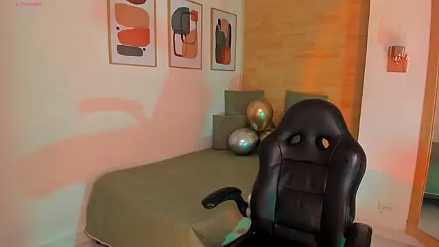 charlotte  grey online show from 12-15-25, 01:37