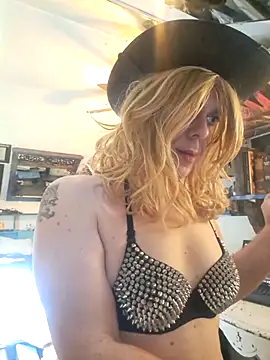 ditchwaterbitch online show from 10-28-25, 03:58