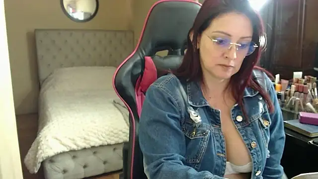 Snapshot of Carol_Scottt chatting on 06-18-26, 04:44 Carol Scottt online show from 06-18-26, 04:44