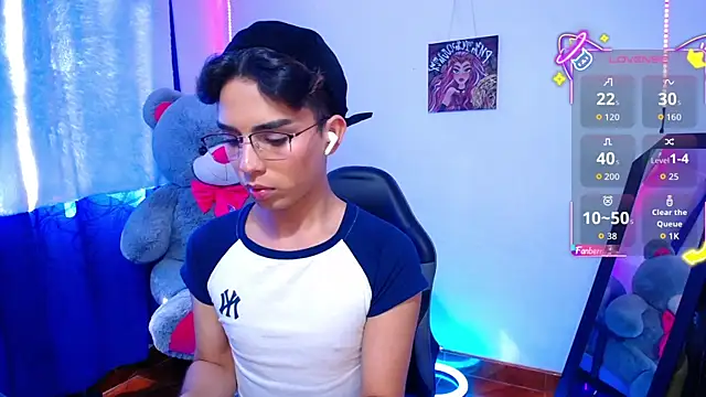Snapshot of OwenBluee chatting on 06-11-26, 08:07 OwenBluee online show from 06-11-26, 08:07