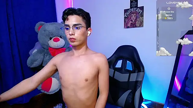 Snapshot of OwenBluee chatting on 06-14-26, 05:20 OwenBluee online show from 06-14-26, 05:20