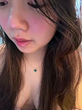 Snapshot of Hotellinh12 chatting on 05-19-26, 03:46 Hotellinh12 online show from 05-19-26, 03:46