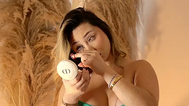 Snapshot of SaraFerreira chatting on 02-18-25, 12:26 SaraFerreira online show from 02-18-25, 12:26