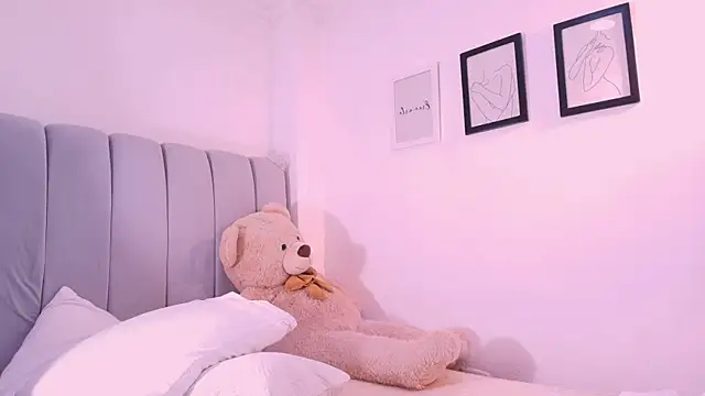 Snapshot of DannaHyde chatting on 05-12-26, 03:31 DannaHyde online show from 05-12-26, 03:31