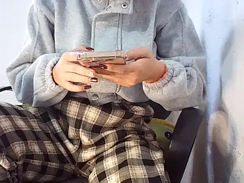 Haralushiaaax online show from 12-23-25, 01:14