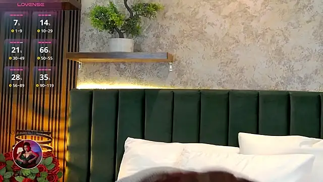 Snapshot of MonicaMoret chatting on 07-16-26, 12:33 MonicaMoret online show from 07-16-26, 12:33