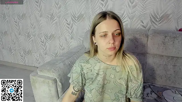 Snapshot of Alice_Halle chatting on 07-19-26, 08:34 Alice Halle online show from 07-19-26, 08:34