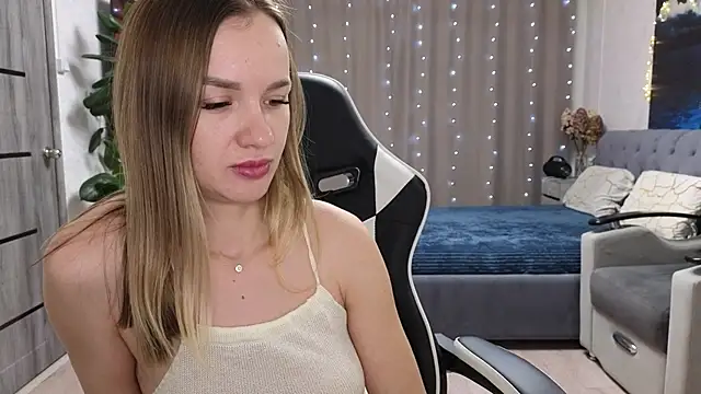 Snapshot of Strip-Lady chatting on 02-11-26, 12:32 Strip-Lady online show from 02-11-26, 12:32