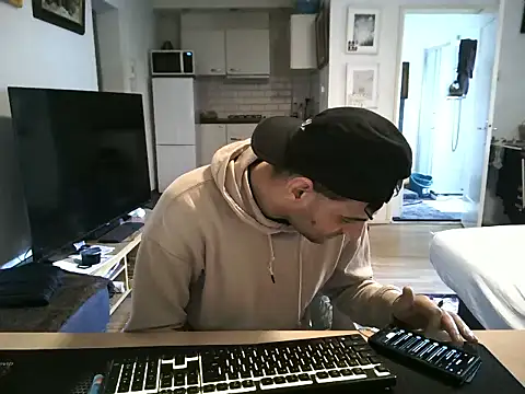 Snapshot of mihaimichael chatting on 03-26-26, 01:17 mihaimichael online show from 03-26-26, 01:17