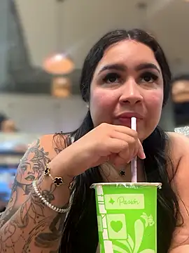 Snapshot of Pretty_Isadora chatting on 01-12-26, 11:10 Pretty Isadora online show from 01-12-26, 11:10