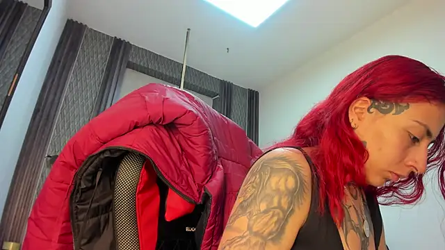 Snapshot of selene_red_ chatting on 06-10-26, 02:45 selene red online show from 06-10-26, 02:45